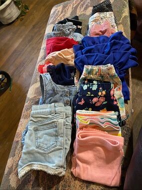 BUNDLE 15pcs / tops/bottoms/shorts/dress mult brands,colors,graphics great cond.
